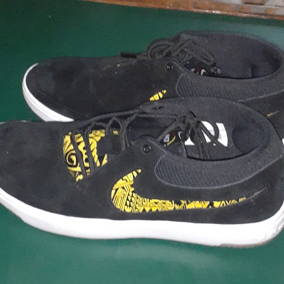 Nike - Picture 2 of 3